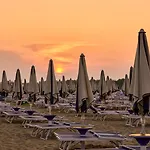 Welcoming Seaside Flat Ideal For 6 Guests بيبيوني